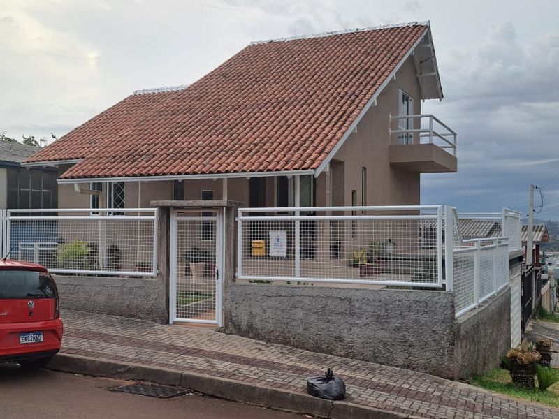 Casa à venda com 3 dormitórios, 1 banheiro e 116m² de área privativa no bairro Bela Vista
