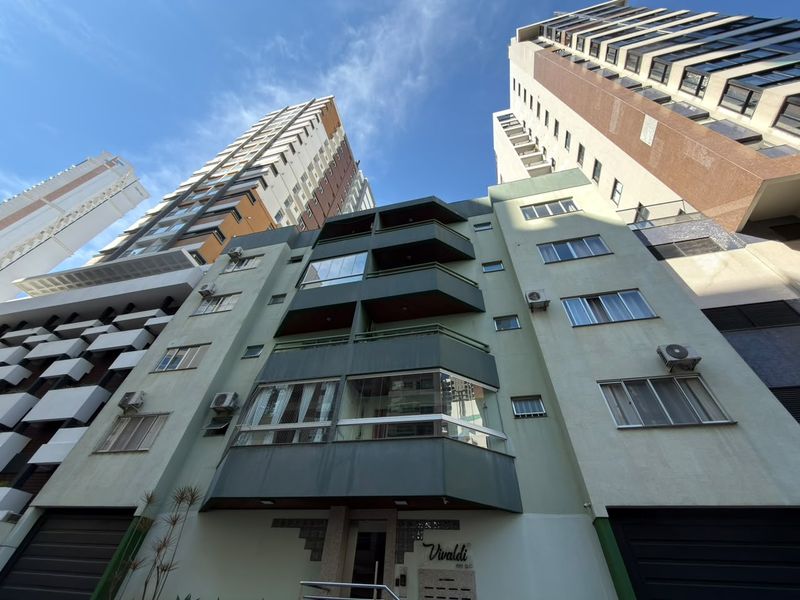 Apartamento à venda com 2 dormitórios, 1 banheiro, 1 vaga de garagem e 64m² de área privativa no bairro Centro