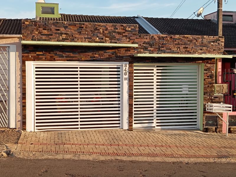 Casa à venda com 2 dormitórios, 1 banheiro, 2 vagas de garagens e 95m² de área privativa no bairro Efapi