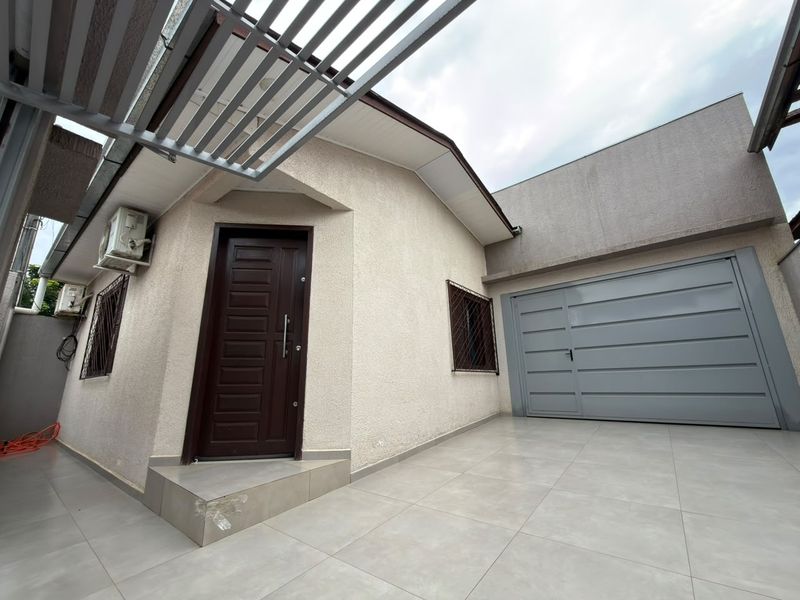 Casa à venda com 3 dormitórios, 1 banheiro, 2 vagas de garagens e 110m² de área privativa no bairro Efapi