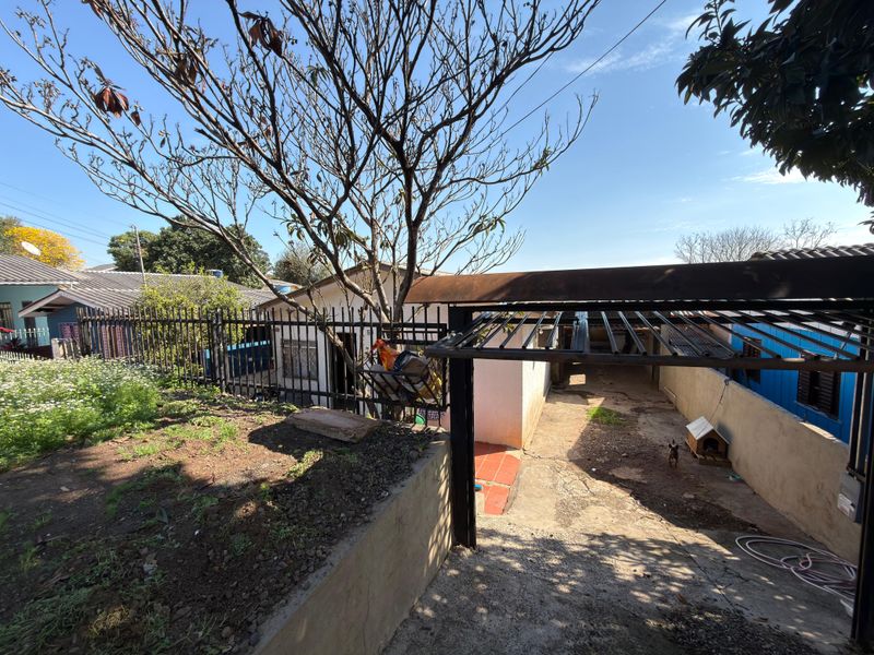 Casa à venda com 2 dormitórios, 1 banheiro e 141m² de área privativa no bairro Santo Antônio