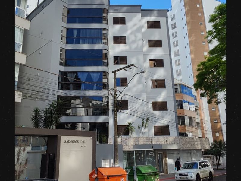 Apartamento à venda com 3 dormitórios, 1 banheiro, 2 vagas de garagens e 154m² de área privativa no bairro Centro