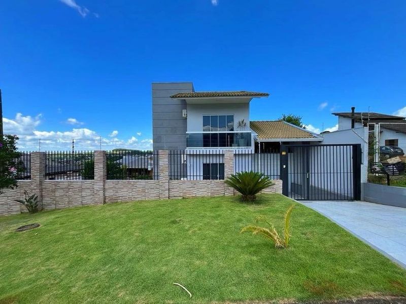 Casa à venda com 5 dormitórios e 3 banheiros no bairro Santa Maria
