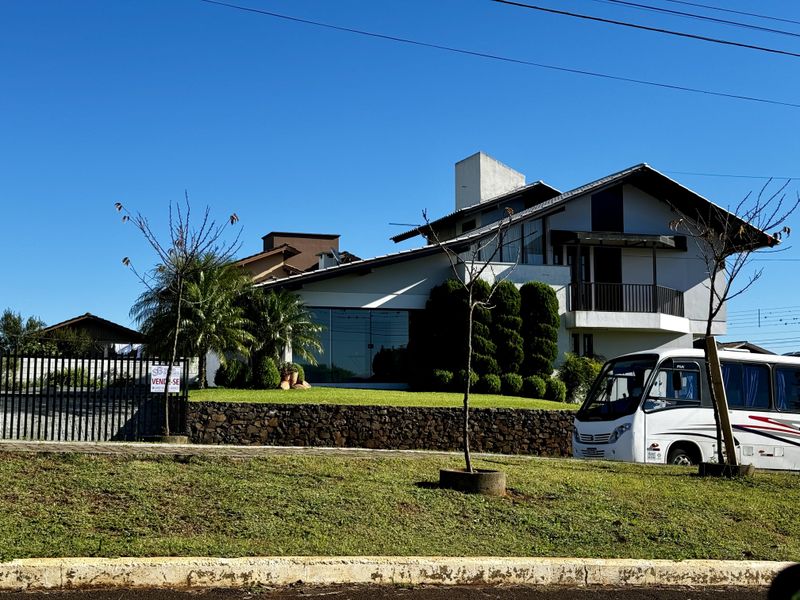 Casa à venda com 3 quartos, 200m² - Foto 1