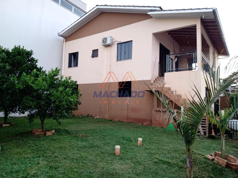 Casa à venda com 6 dormitórios, 2 banheiros, 2 vagas de garagens e 150m² de área privativa no bairro Efapi