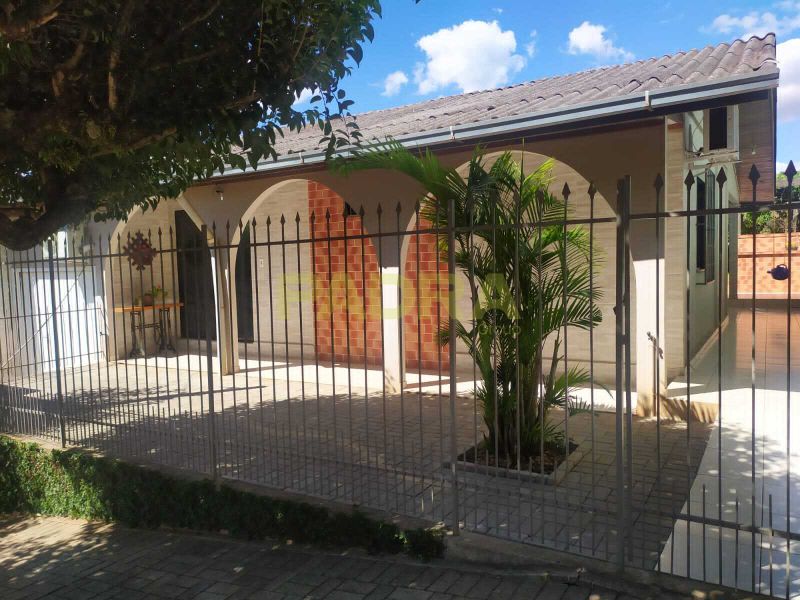 Casa à venda com 4 dormitórios, 1 banheiro, 1 vaga de garagem e 100m² de área privativa no bairro Vila Real