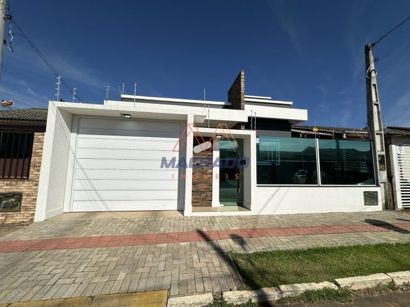 Casa à venda com 2 dormitórios, 1 banheiro, 3 vagas de garagens e 160m² de área privativa no bairro Efapi