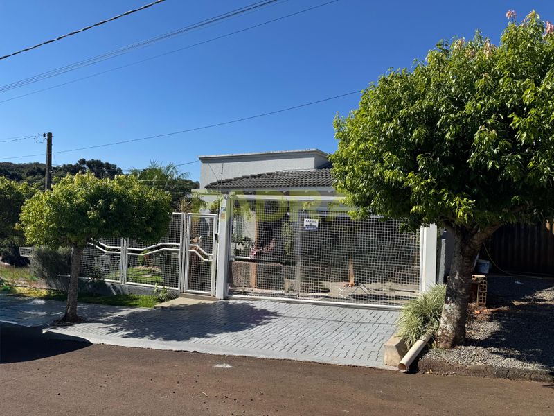 Casa à venda com 3 dormitórios, 2 vagas de garagens e 133m² de área privativa no bairro Seminário