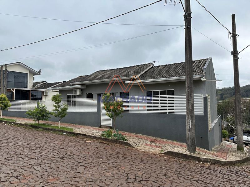 Casa à venda com 3 dormitórios, 2 banheiros, 4 vagas de garagens e 160m² de área privativa no bairro Efapi