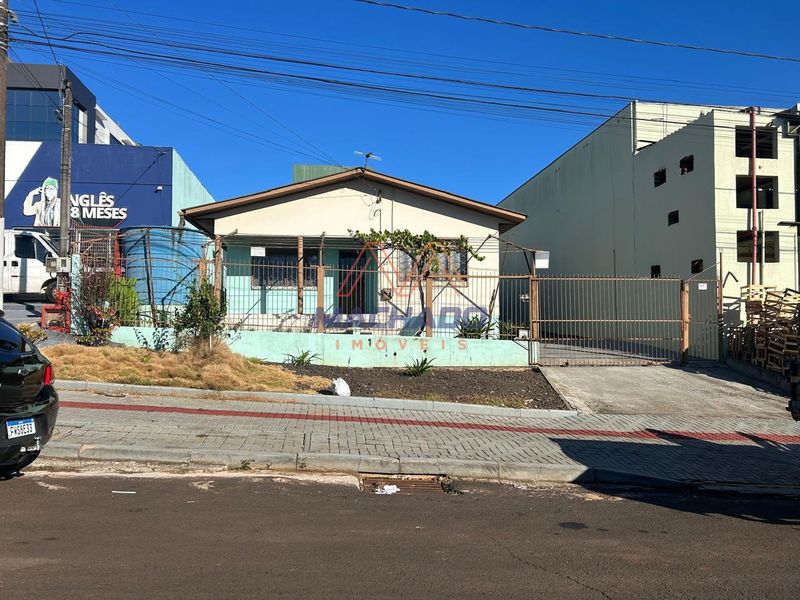Casa à venda com 4 dormitórios, 2 banheiros, 3 vagas de garagens e 160m² de área privativa no bairro Efapi