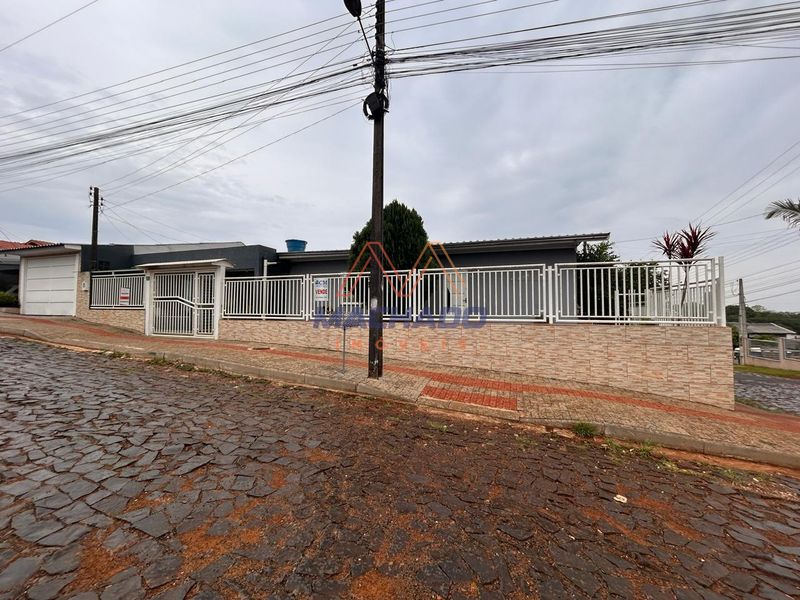 Casa à venda com 3 dormitórios, 2 banheiros, 2 vagas de garagens e 140m² de área privativa no bairro Efapi