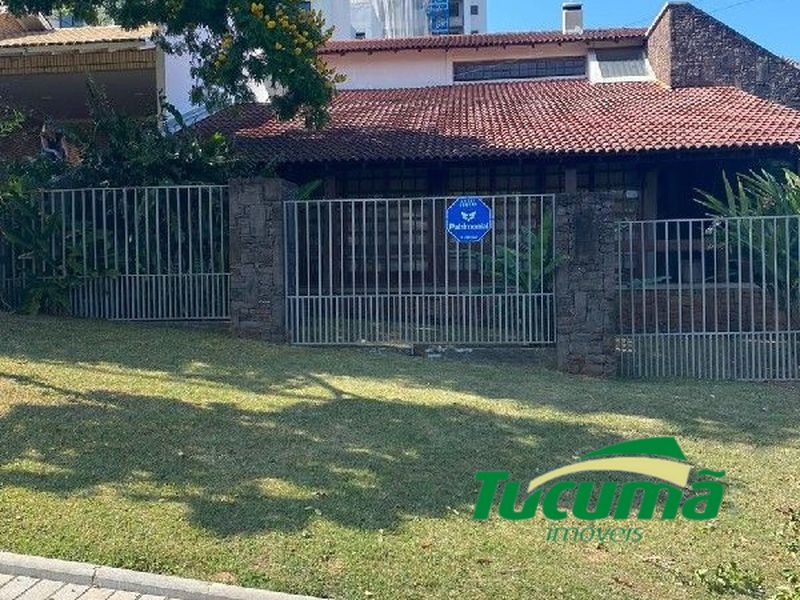 Casa à venda com 4 dormitórios, 3 banheiros, 4 vagas de garagens e 630m² de área privativa no bairro Palmital