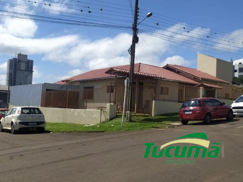 Casa à venda com 3 dormitórios, 3 banheiros, 2 vagas de garagens e 440m² de área privativa no bairro Passo dos Fortes