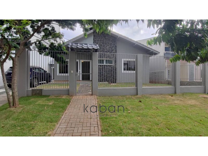 Casa à venda com 4 dormitórios, 2 banheiros, 2 vagas de garagens e 220m² de área privativa no bairro Santa Maria