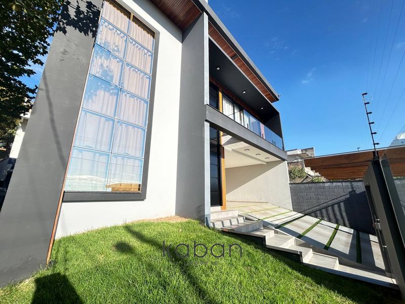 Casa à venda com 3 dormitórios, 3 banheiros e 4 vagas de garagens no bairro Monte Belo
