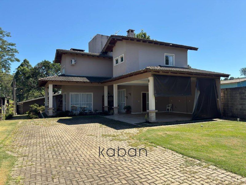 Casa à venda com 4 dormitórios, 1 banheiro e 1 vaga de garagem no bairro Pinheirinho