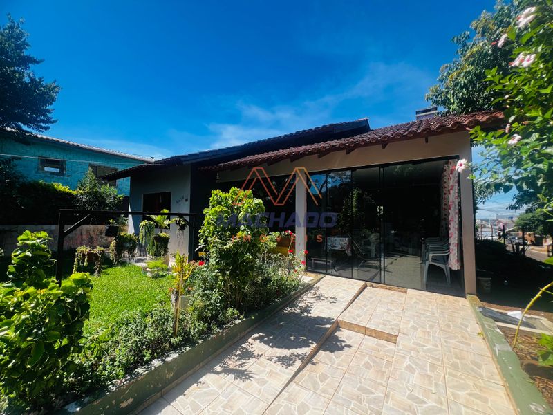 Casa à venda com 3 dormitórios, 2 banheiros, 1 vaga de garagem e 113m² de área privativa no bairro Efapi