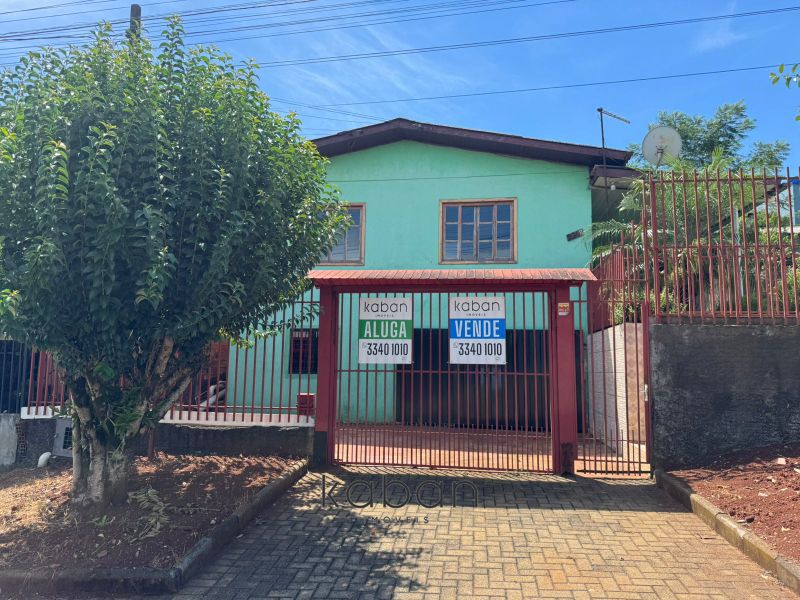 Casa à venda com 3 dormitórios, 2 banheiros, 2 vagas de garagens e 114m² de área privativa no bairro Universitário