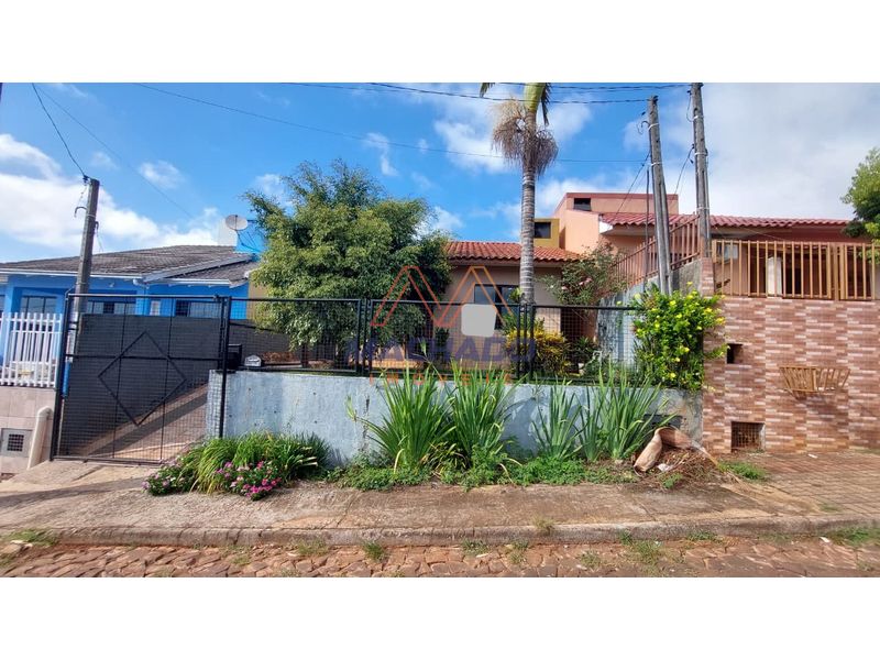 Casa à venda com 2 dormitórios, 1 banheiro, 2 vagas de garagens e 88m² de área privativa no bairro Efapi
