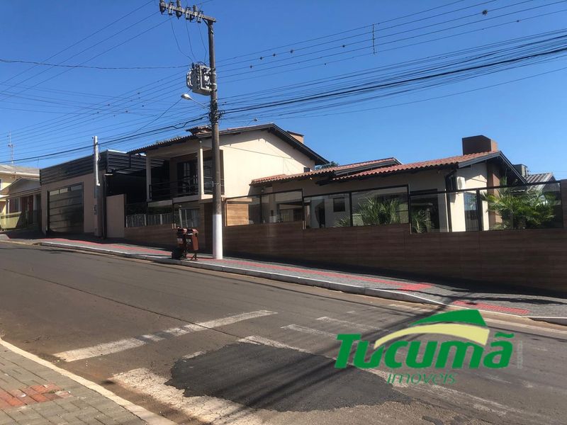 Casa à venda com 3 dormitórios, 3 banheiros, 6 vagas de garagens e 420m² de área privativa no bairro Efapi
