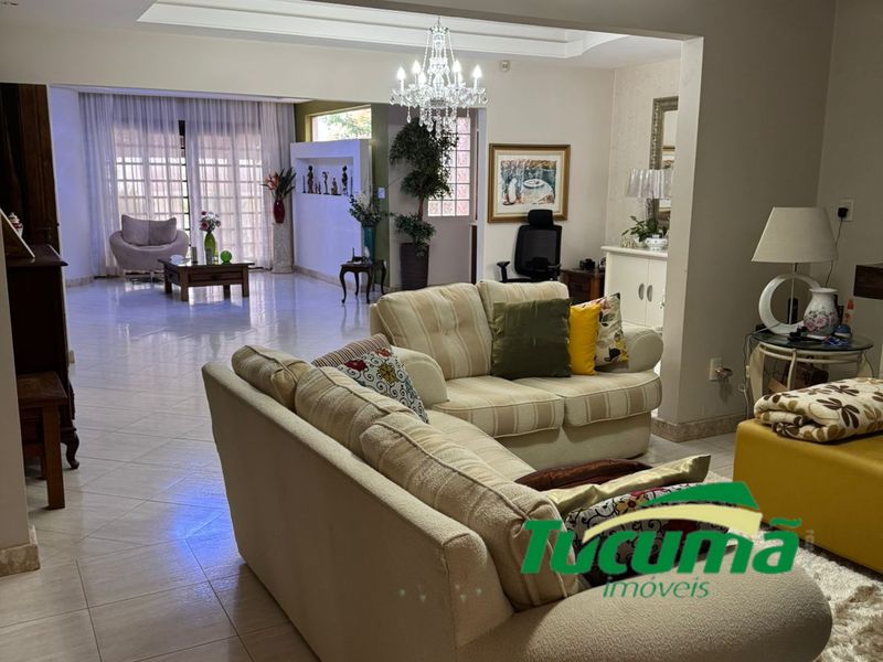Casa à venda com 3 dormitórios, 5 banheiros, 4 vagas de garagens e 525m² de área privativa no bairro Maria Goretti