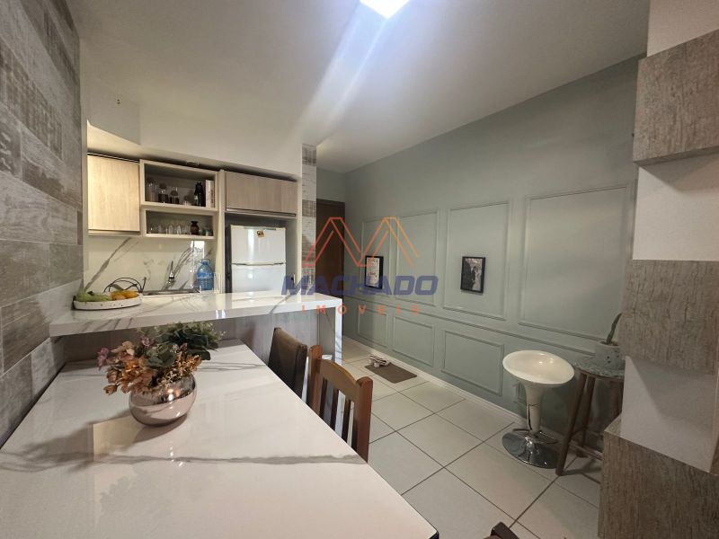 Apartamento à venda com 2 dormitórios, 1 banheiro, 1 vaga de garagem e 52m² de área privativa no bairro Pinheirinho