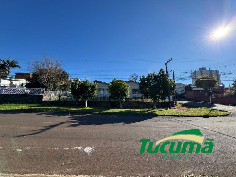 Casa à venda com 3 dormitórios, 2 banheiros, 11 vagas de garagens e 390m² de área privativa no bairro Bom Pastor