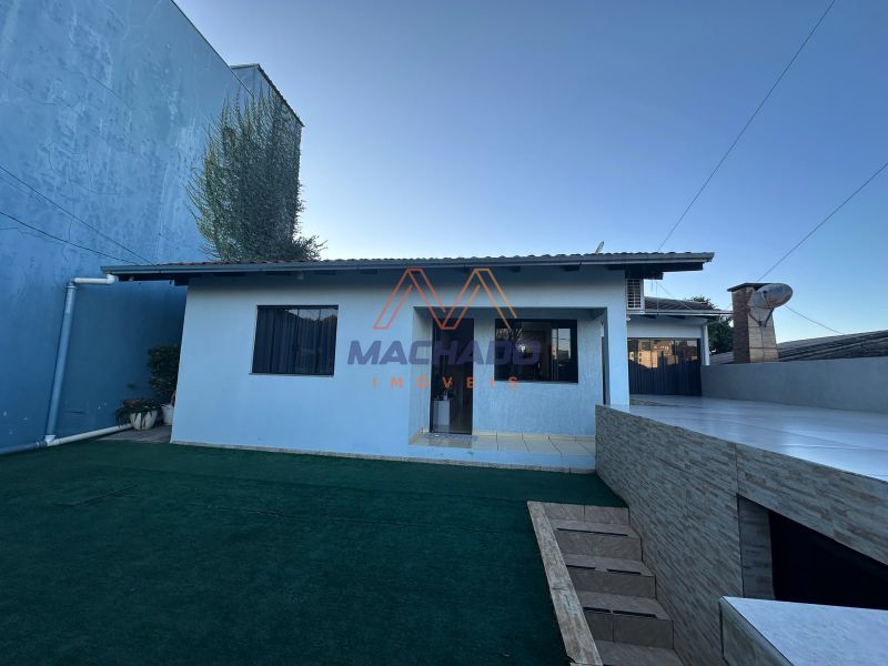 Casa à venda com 3 dormitórios, 1 banheiro, 2 vagas de garagens e 167m² de área privativa no bairro Efapi