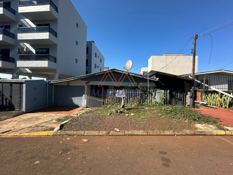 Casa à venda com 4 dormitórios, 2 banheiros, 2 vagas de garagens e 194m² de área privativa no bairro Efapi