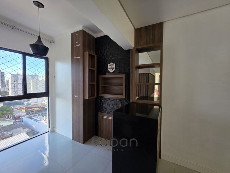 Apartamento à venda com 3 dormitórios, 2 banheiros, 2 vagas de garagens e 93m² de área privativa no bairro Centro