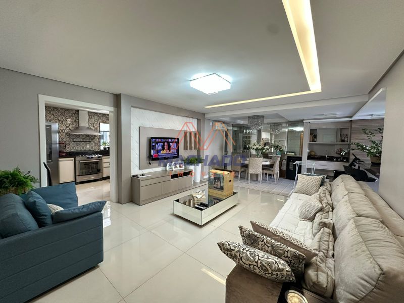 Apartamento à venda com 3 dormitórios, 1 banheiro, 2 vagas de garagens e 136m² de área privativa no bairro Centro