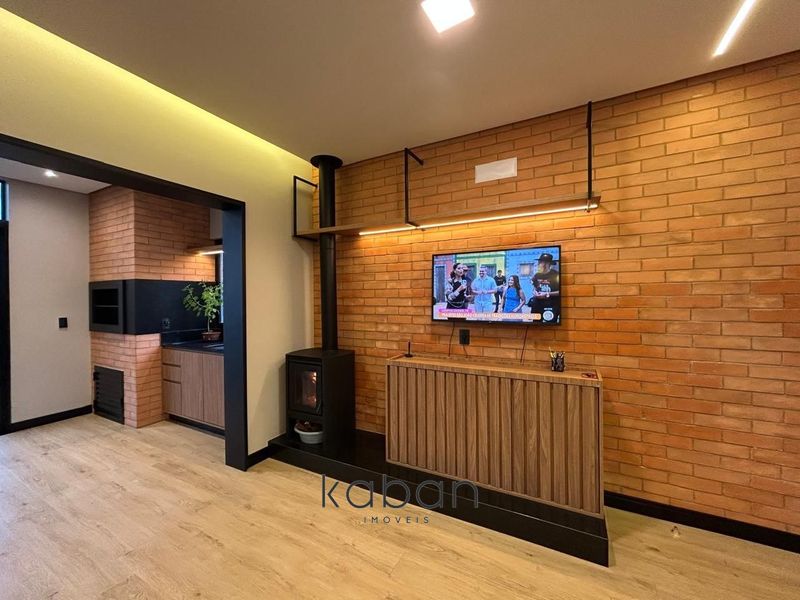 Casa à venda com 2 dormitórios, 2 banheiros e 90m² de área privativa no bairro Água Santa