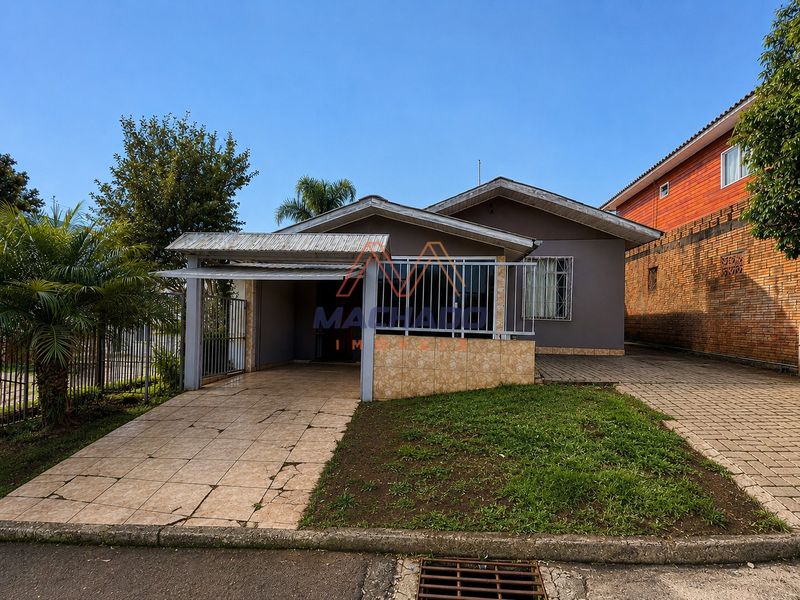 Casa à venda com 4 dormitórios, 1 banheiro, 2 vagas de garagens e 102m² de área privativa no bairro Efapi