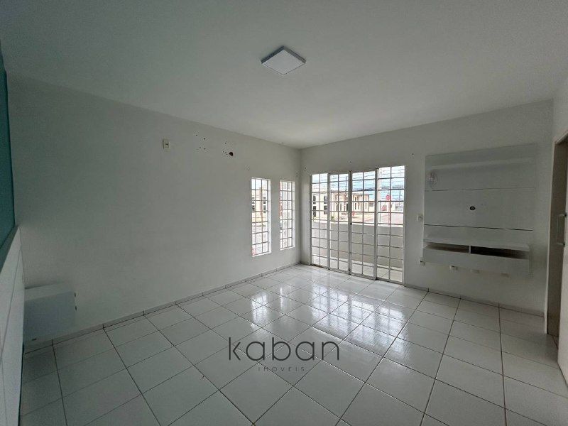 Casa para alugar com 3 dormitórios, 2 banheiros, 2 vagas de garagens e 200m² de área privativa no bairro Bela Vista