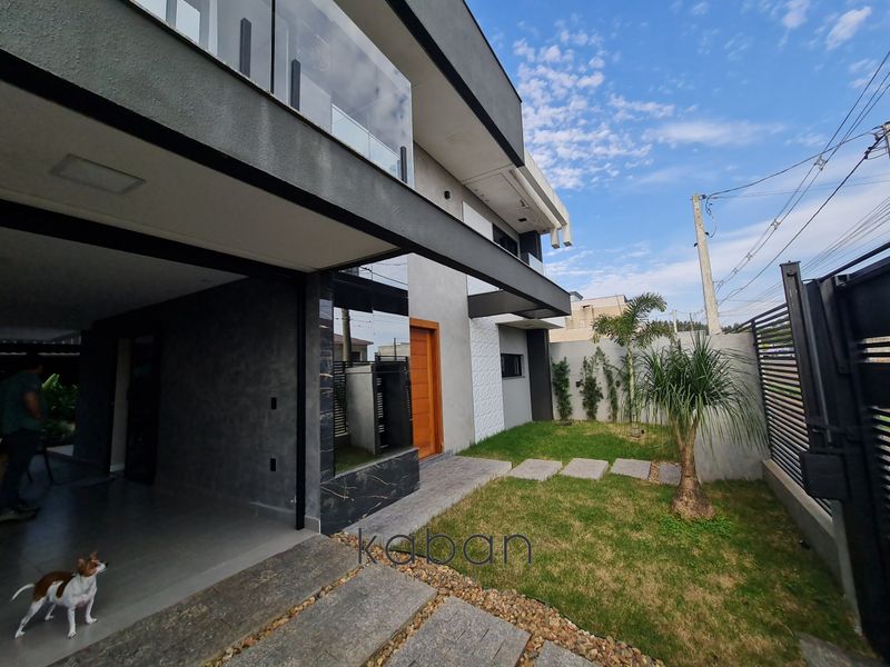 Casa à venda com 3 dormitórios, 3 banheiros, 2 vagas de garagens e 249m² de área privativa no bairro Desbravador