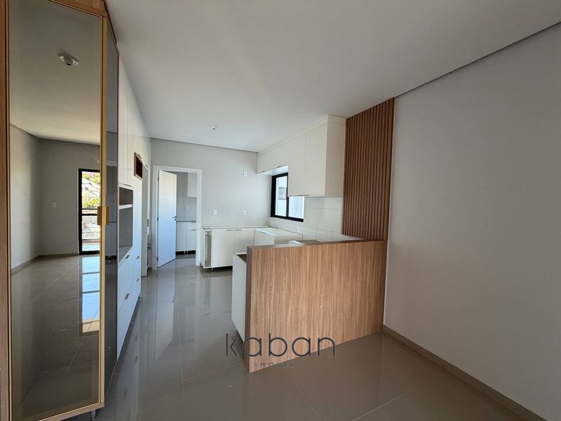 Apartamento à venda com 3 dormitórios, 1 banheiro, 2 vagas de garagens e 104m² de área privativa no bairro Santa Maria