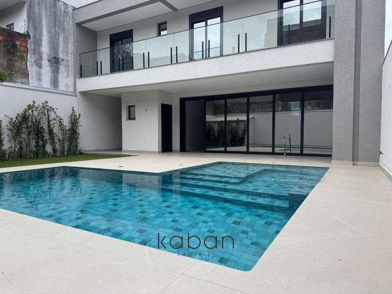 Casa à venda com 4 dormitórios, 1 banheiro, 2 vagas de garagens e 327m² de área privativa no bairro Palmital