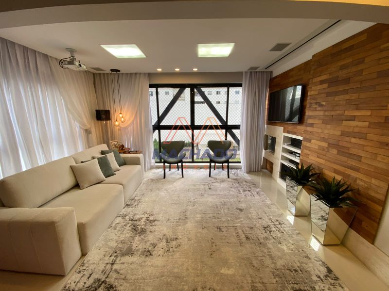 Apartamento à venda com 3 dormitórios, 1 banheiro, 2 vagas de garagens e 189m² de área privativa no bairro Centro