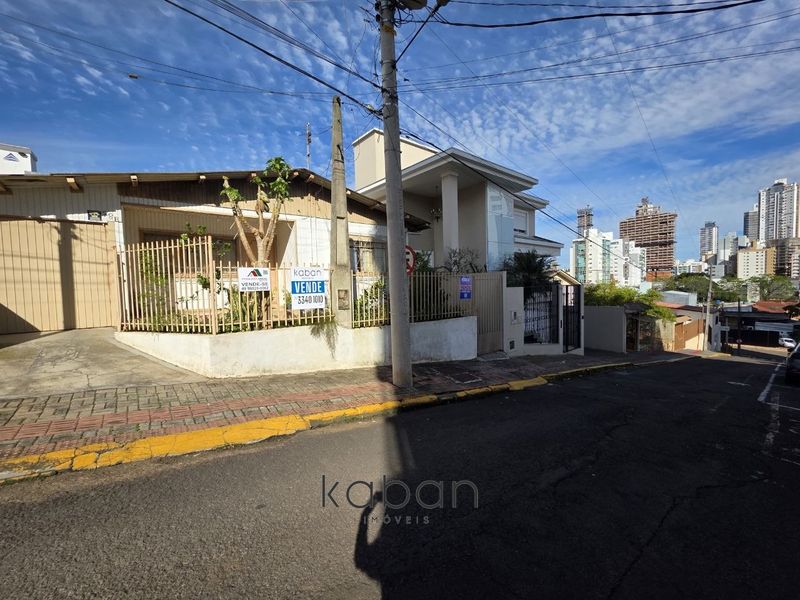 Casa à venda com 3 dormitórios, 1 banheiro, 1 vaga de garagem e 121m² de área privativa no bairro Presidente Médici