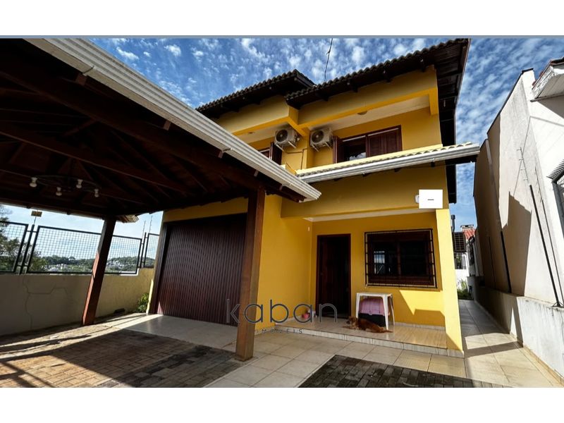 Casa à venda com 3 dormitórios, 2 banheiros e 2 vagas de garagens no bairro Pinheirinho