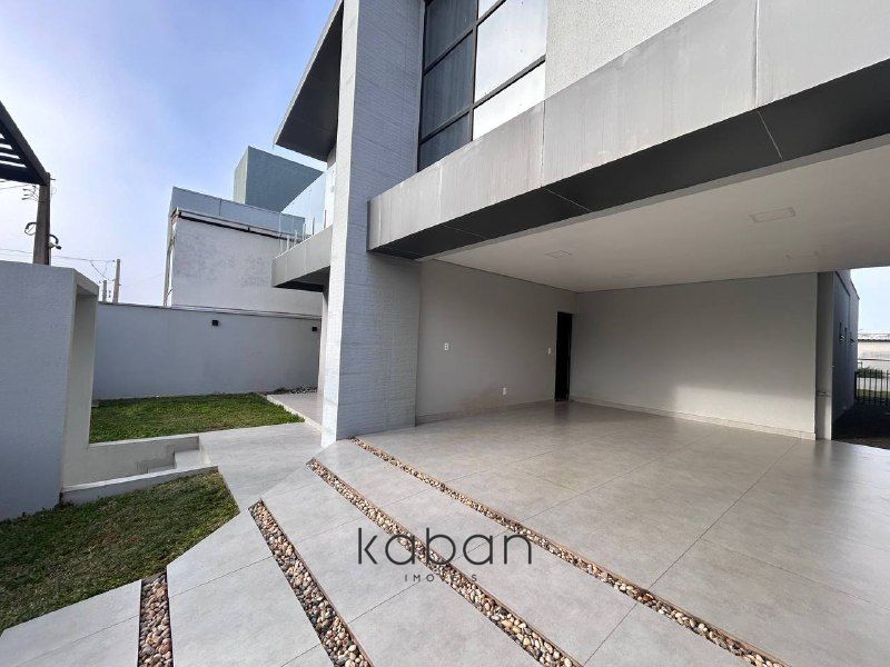 Casa à venda com 4 dormitórios, 2 banheiros e 2 vagas de garagens no bairro Vila Real