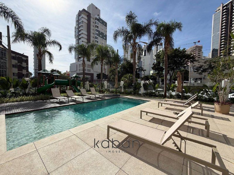 Apartamento à venda com 3 dormitórios, 1 banheiro, 2 vagas de garagens e 147m² de área privativa no bairro Centro