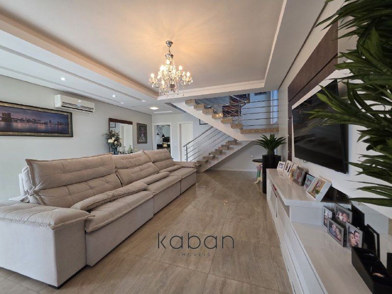 Casa à venda com 3 dormitórios, 3 banheiros, 2 vagas de garagens e 255m² de área privativa no bairro Passo dos Fortes