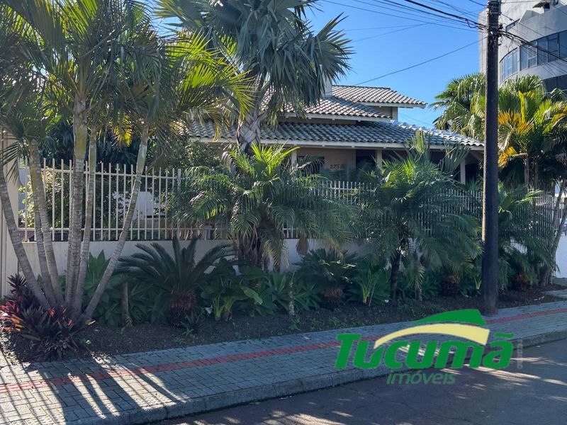 Casa à venda com 3 dormitórios, 4 banheiros, 2 vagas de garagens e 402m² de área privativa no bairro Passo dos Fortes