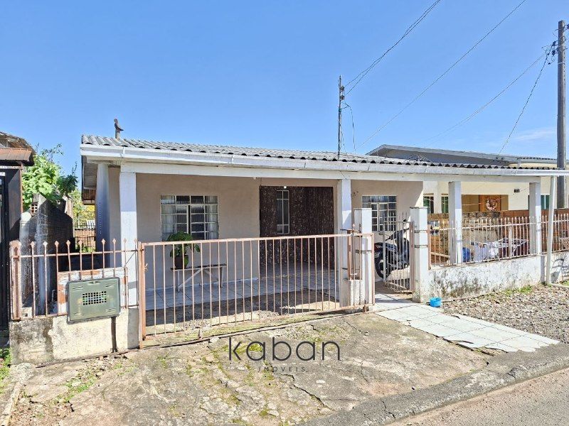 Casa à venda com 4 dormitórios, 2 banheiros e 1 vaga de garagem no bairro Santo Antônio