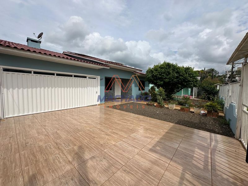 Casa à venda com 3 dormitórios, 2 banheiros, 4 vagas de garagens e 161m² de área privativa no bairro Efapi
