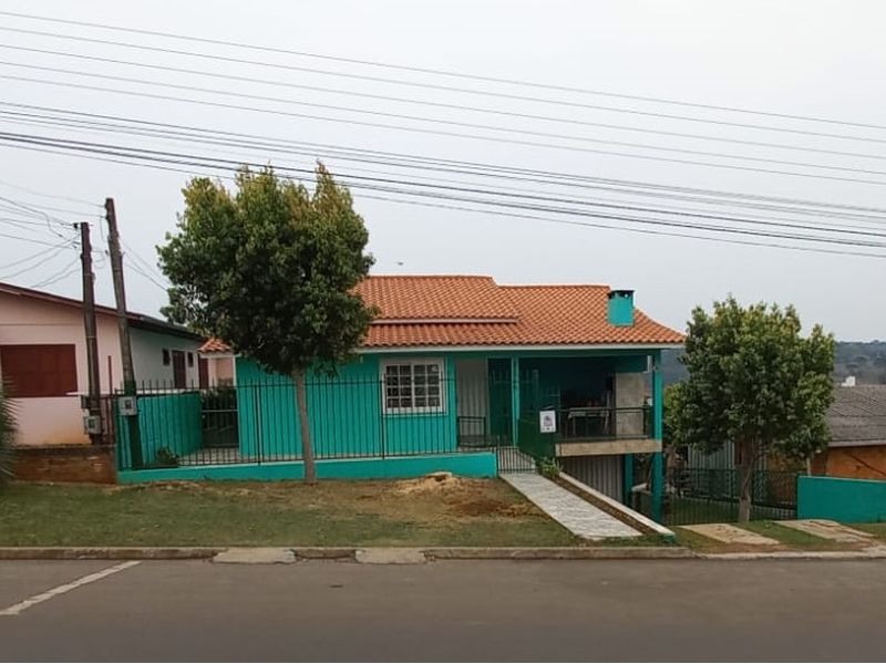 Casa à venda com 4 dormitórios, 2 banheiros, 3 vagas de garagens e 180m² de área privativa no bairro Efapi
