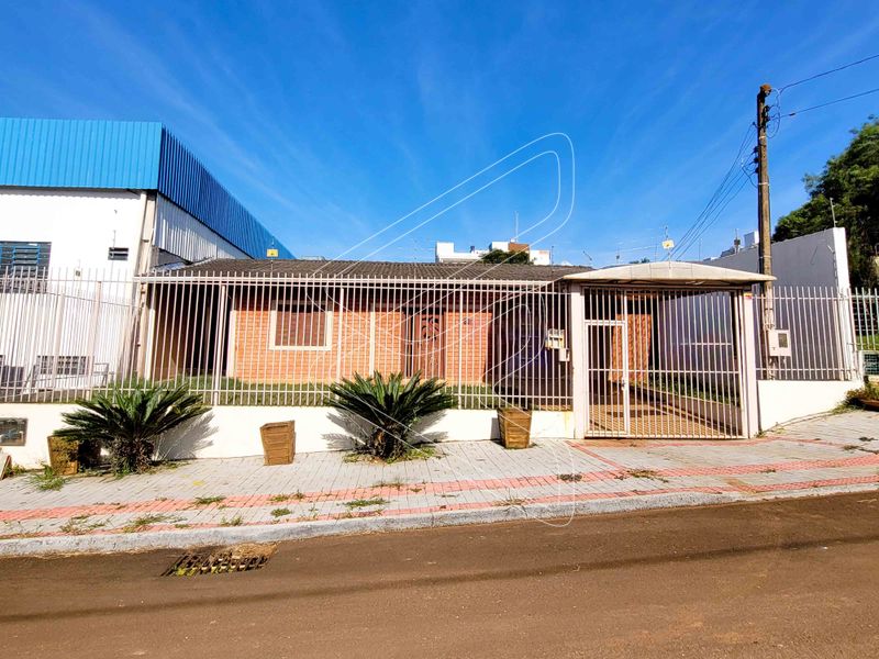 Casa à venda com 3 dormitórios, 1 banheiro, 3 vagas de garagens e 110m² de área privativa no bairro Palmital