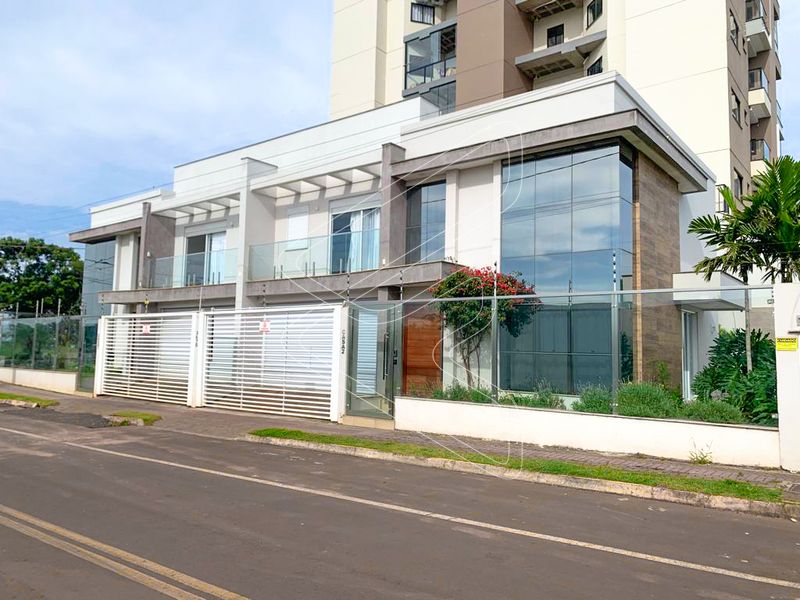 Casa à venda com 3 dormitórios, 2 banheiros, 2 vagas de garagens e 225m² de área privativa no bairro Bom Retiro