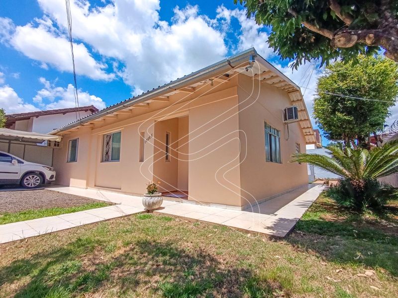Casa para alugar com 4 dormitórios, 2 banheiros, 2 vagas de garagens e 120m² de área privativa no bairro São Cristóvão